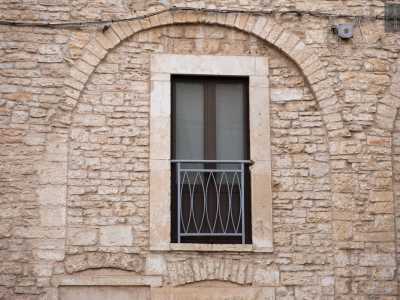 ...antiche arcate murate con all�interno finestroni rettangolari pi� recenti 